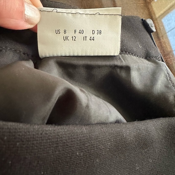 Akris Punto size 8, classic houndstooth, black/tan knit skirt. - Picture 5 of 9